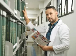 O que uma sociedade perde quando para de ouvir os mais velhos? Professor universitário e escritor Junior Aguiar posa para a foto. A imagem ilustra uma reflexão sobre a importância da oralidade, da memória e do papel das histórias na construção da identidade de uma sociedade.