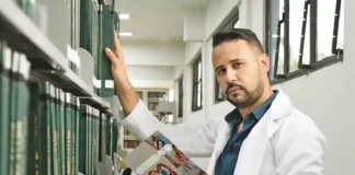 Professor universitário e escritor Junior Aguiar posa para a foto. A imagem ilustra uma reflexão sobre a importância da oralidade, da memória e do papel das histórias na construção da identidade de uma sociedade.