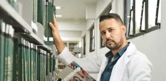 O que uma sociedade perde quando para de ouvir os mais velhos? Professor universitário e escritor Junior Aguiar posa para a foto. A imagem ilustra uma reflexão sobre a importância da oralidade, da memória e do papel das histórias na construção da identidade de uma sociedade.