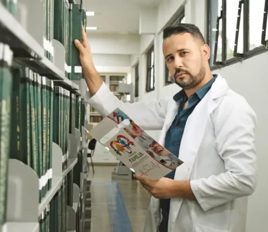 Professor universitário e escritor Junior Aguiar posa para a foto. A imagem ilustra uma reflexão sobre a importância da oralidade, da memória e do papel das histórias na construção da identidade de uma sociedade.