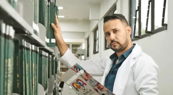 Professor universitário e escritor Junior Aguiar posa para a foto. A imagem ilustra uma reflexão sobre a importância da oralidade, da memória e do papel das histórias na construção da identidade de uma sociedade.