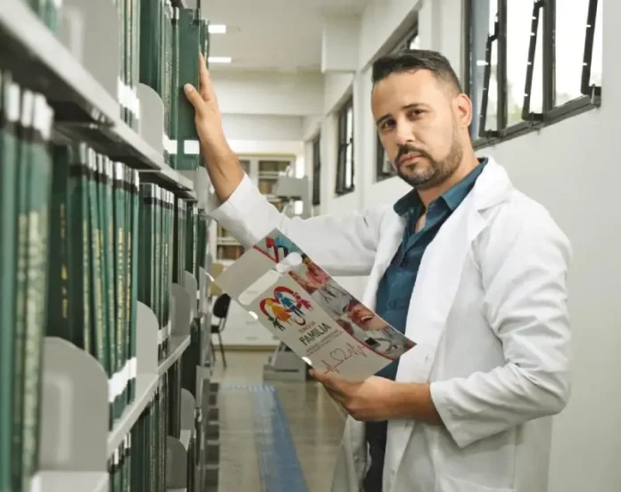 Professor universitário e escritor Junior Aguiar posa para a foto. A imagem ilustra uma reflexão sobre a importância da oralidade, da memória e do papel das histórias na construção da identidade de uma sociedade.