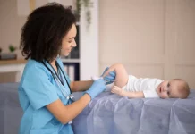 Biguaçu oferece vacina Pneumo 20 para crianças de até 5 anos Enfermeira aplicando vacina pneumo 20 em bebe