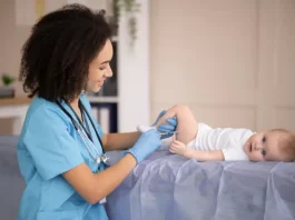 Biguaçu oferece vacina Pneumo 20 para crianças de até 5 anos Enfermeira aplicando vacina pneumo 20 em bebe