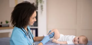Enfermeira aplicando vacina pneumo 20 em bebe