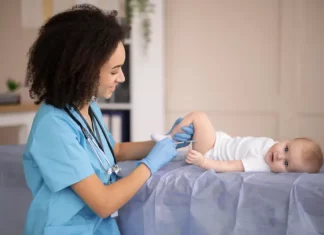 Enfermeira aplicando vacina pneumo 20 em bebe