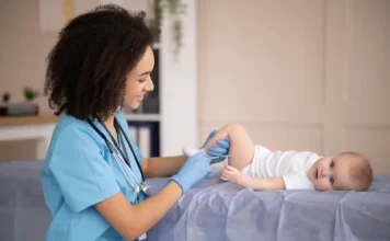 Enfermeira aplicando vacina pneumo 20 em bebe