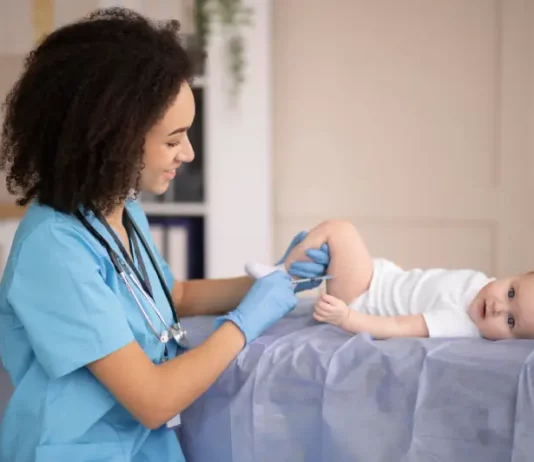 Biguaçu oferece vacina Pneumo 20 para crianças de até 5 anos Enfermeira aplicando vacina pneumo 20 em bebe