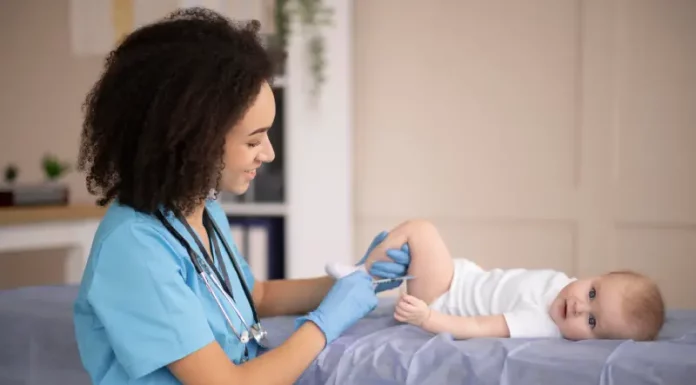 Enfermeira aplicando vacina pneumo 20 em bebe