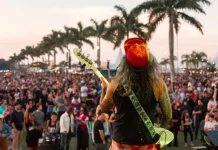 Foto mostra banda se apresentando no palco do Rock Legends Floripa