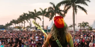 Foto mostra banda se apresentando no palco do Rock Legends Floripa