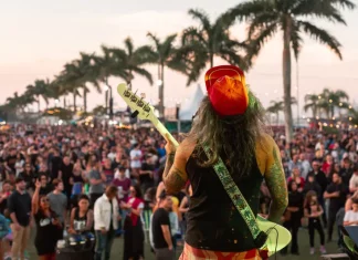 Foto mostra banda se apresentando no palco do Rock Legends Floripa