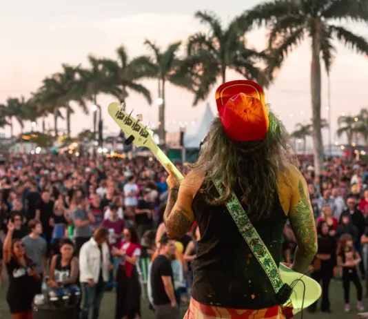 Foto mostra banda se apresentando no palco do Rock Legends Floripa