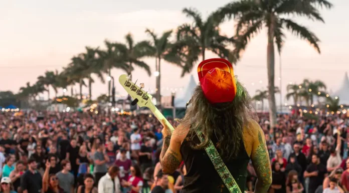 Foto mostra banda se apresentando no palco do Rock Legends Floripa