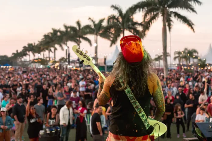 Foto mostra banda se apresentando no palco do Rock Legends Floripa