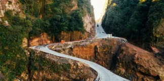 Vista aérea da Serra do Corvo Branco, em Santa Catarina, mostrando o trecho da SC-370 em obras de pavimentação em concreto. A imagem destaca as curvas da rodovia entre paredões rochosos, evidenciando os investimentos em infraestrutura, segurança viária e melhoria da ligação entre a Serra e o Litoral catarinense.
