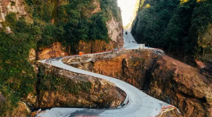 Em fase final de obras, Serra do Corvo Branco terá reabertura gradual do trânsito em julho Vista aérea da Serra do Corvo Branco, em Santa Catarina, mostrando o trecho da SC-370 em obras de pavimentação em concreto. A imagem destaca as curvas da rodovia entre paredões rochosos, evidenciando os investimentos em infraestrutura, segurança viária e melhoria da ligação entre a Serra e o Litoral catarinense.