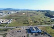 Foto aerea da área de instalação da ZPE de Imbituba