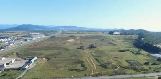 Santa Catarina publica edital de concessão da ZPE de Imbituba Foto aerea da área de instalação da ZPE de Imbituba