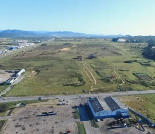 Foto aerea da área de instalação da ZPE de Imbituba