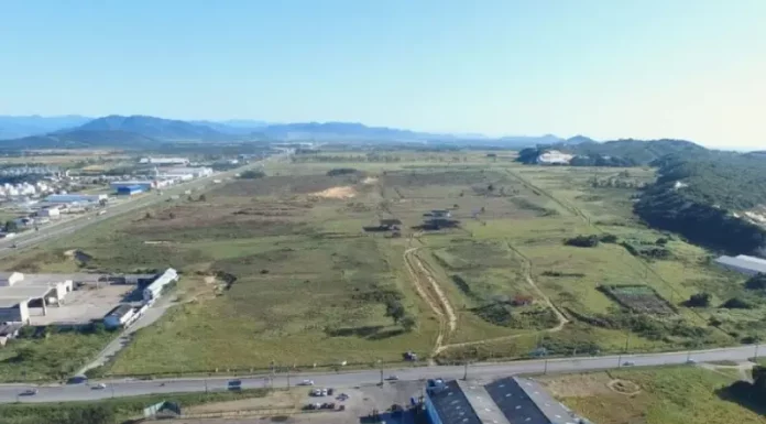 Santa Catarina publica edital de concessão da ZPE de Imbituba Foto aerea da área de instalação da ZPE de Imbituba