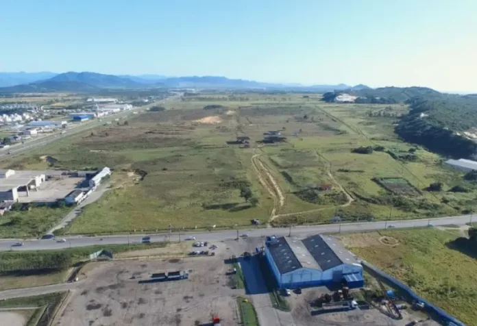Foto aerea da área de instalação da ZPE de Imbituba
