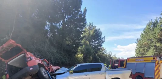 Mulher fica ferida após colisão entre três veículos em Rancho Queimado Três carros envolvidos em acidente em Rancho Queimado