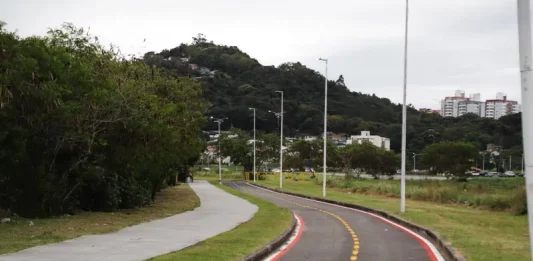 Foto da ciclovia da orla na Via Expressa Sul