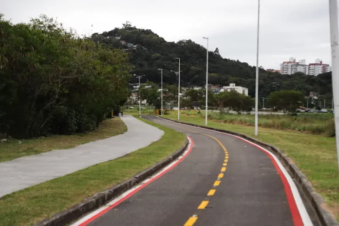 Foto da ciclovia da orla na Via Expressa Sul
