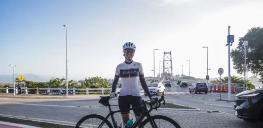 Florianópolis amplia ciclovias e incentiva uso da bicicleta no dia a dia Ciclista em ciclovias de Florianópolis