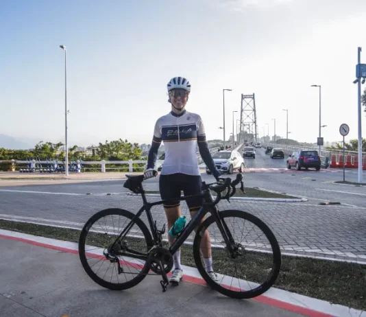 Florianópolis amplia ciclovias e incentiva uso da bicicleta no dia a dia Ciclista em ciclovias de Florianópolis