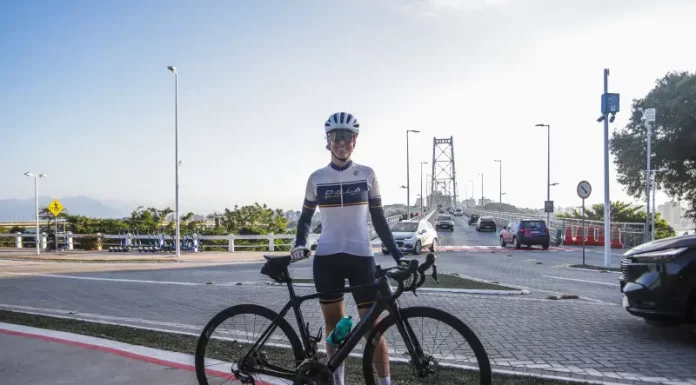 Florianópolis amplia ciclovias e incentiva uso da bicicleta no dia a dia Ciclista em ciclovias de Florianópolis