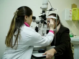 Santa Catarina supera 140 mil cirurgias oftalmológicas em 2025 Profissional realizando cirurgias oftalmológicas em pacientes
