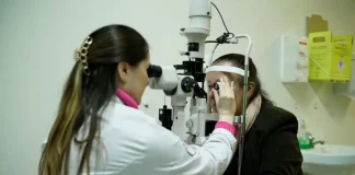 Profissional realizando cirurgias oftalmológicas em pacientes