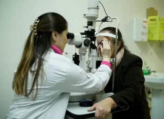 Profissional realizando cirurgias oftalmológicas em pacientes