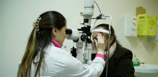 Santa Catarina supera 140 mil cirurgias oftalmológicas em 2025 Profissional realizando cirurgias oftalmológicas em pacientes
