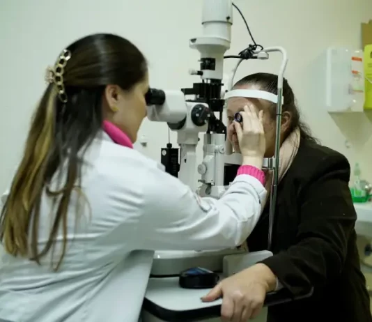 Profissional realizando cirurgias oftalmológicas em pacientes