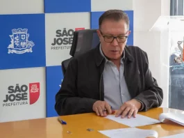 Prefeito Orvino assinando decreto de alerta climático