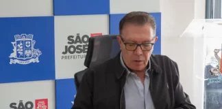 Prefeito Orvino assinando decreto de alerta climático