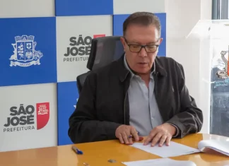 São José decreta Alerta Climático por 180 dias e cria Comitê de Gestão de Crise Prefeito Orvino assinando decreto de alerta climático