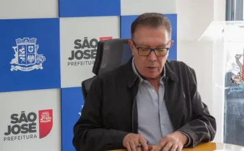 Prefeito Orvino assinando decreto de alerta climático