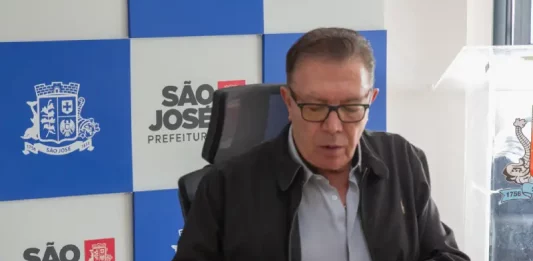 São José decreta Alerta Climático por 180 dias e cria Comitê de Gestão de Crise Prefeito Orvino assinando decreto de alerta climático