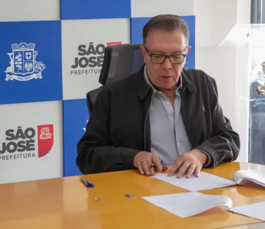 Prefeito Orvino assinando decreto de alerta climático