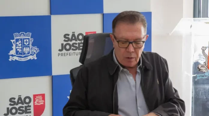 São José decreta Alerta Climático por 180 dias e cria Comitê de Gestão de Crise Prefeito Orvino assinando decreto de alerta climático