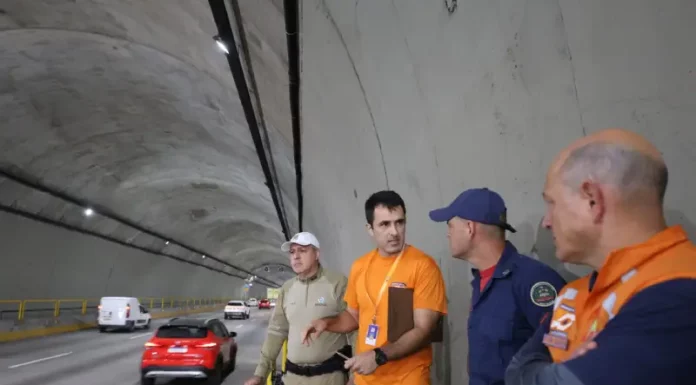 Agentes da Defesa Civil e Polícia Militar em visita ao Túnel Antonieta de Barros para prepração do simulado de emergência com produto perigoso