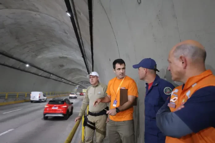 defesa civil simulado Agentes da Defesa Civil e Polícia Militar em visita ao Túnel Antonieta de Barros para prepração do simulado de emergência com produto perigoso