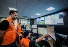 El Niño é confirmado e Defesa Civil amplia ações preventivas em Santa Catarina. Equipe da Defesa Civil de Santa Catarina monitora dados meteorológicos e mapas climáticos em centro de operações para acompanhar a evolução do El Niño e emitir alertas preventivos à população.