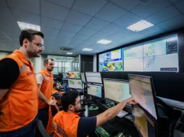 Equipe da Defesa Civil de Santa Catarina monitora dados meteorológicos e mapas climáticos em centro de operações para acompanhar a evolução do El Niño e emitir alertas preventivos à população.