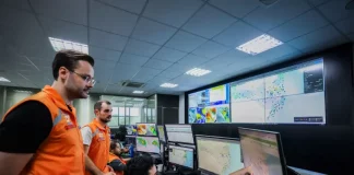 Equipe da Defesa Civil de Santa Catarina monitora dados meteorológicos e mapas climáticos em centro de operações para acompanhar a evolução do El Niño e emitir alertas preventivos à população.