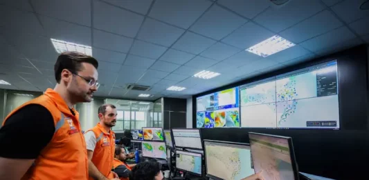 Equipe da Defesa Civil de Santa Catarina monitora dados meteorológicos e mapas climáticos em centro de operações para acompanhar a evolução do El Niño e emitir alertas preventivos à população.